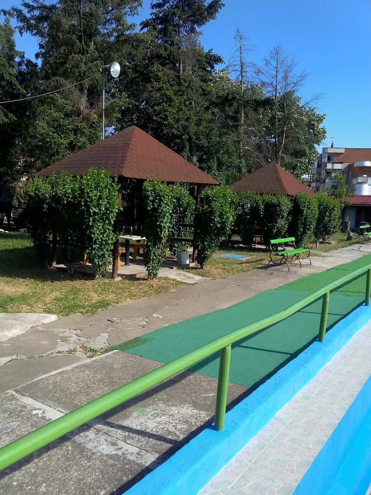 Ștrand — foișoare umbrite